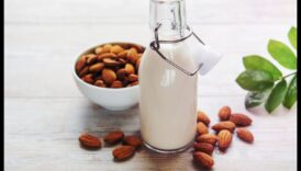 אלגנטיות ארוחת בוקר: להתחיל את היום שלך נכון עם חלב שקדים